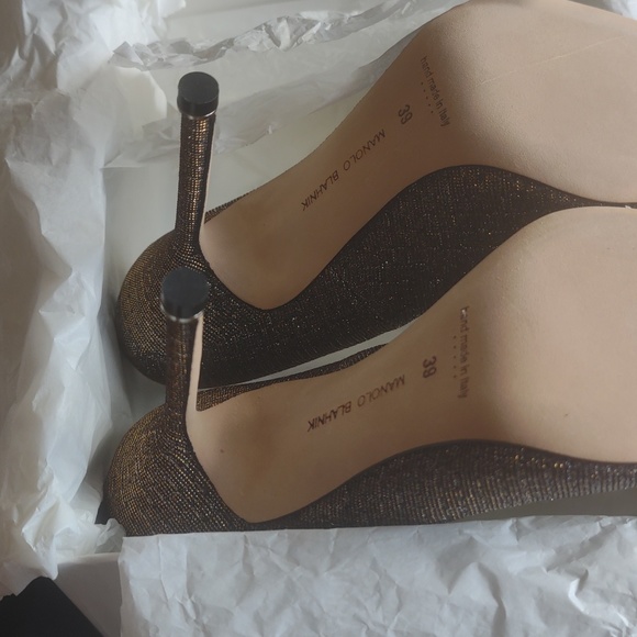 Manolo Blahnnik's Gold/Bronze heels - Picture 10 of 13